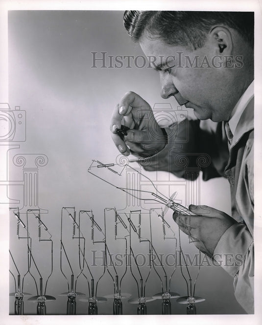 1955 Press Photo Charles W Pearson, GE lamp development engineer - Historic Images