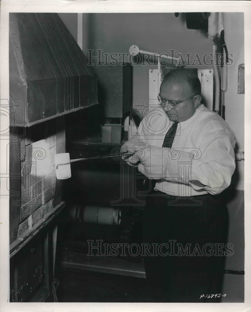 1952 Press Photo General Electric Lighting Development labs - neb09495 - Historic Images