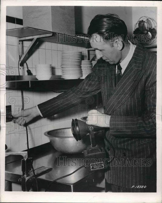 1950 Press Photo Tom Knowles at General Electric Lighting Development labs - Historic Images