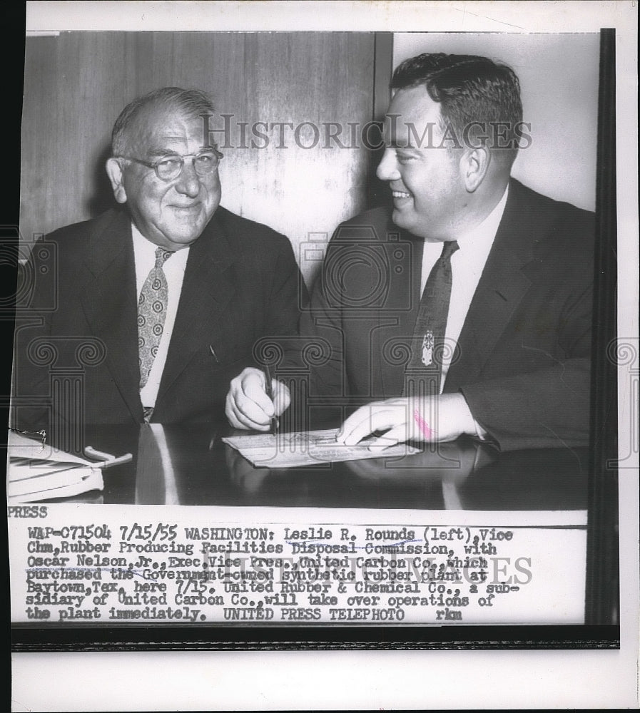 1955 Press Photo Leslie Rounds with Oscar Nelson signing rubber plant purchase - Historic Images