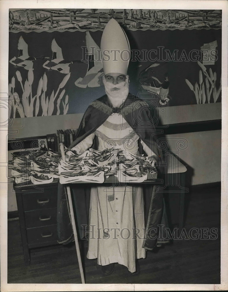 1950 Press Photo Norman Locker in costume at St. Andrew School-Historic Images