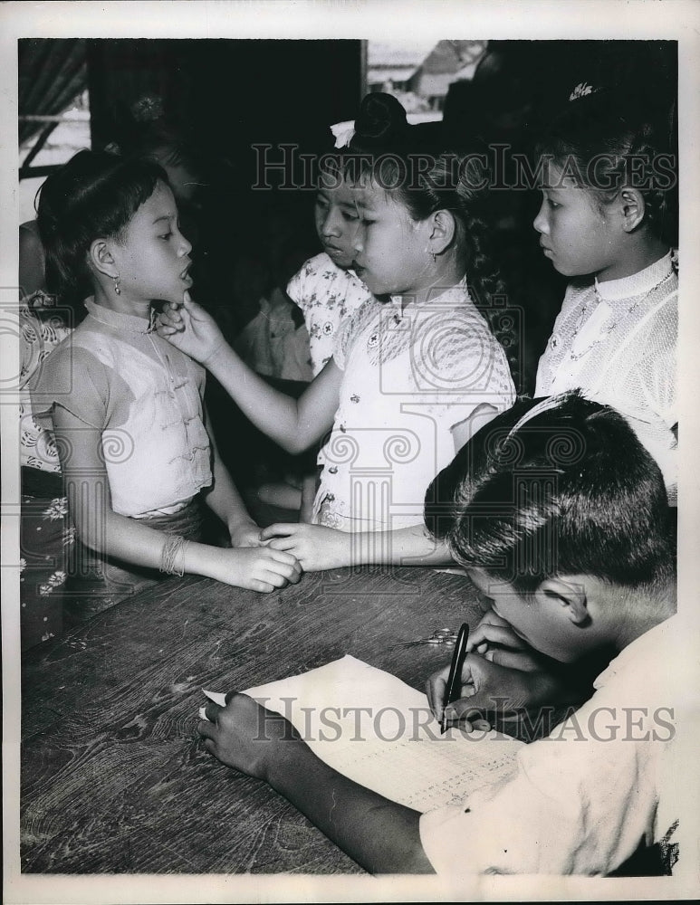 1959 Press Photo Burmese Children Check Teeth with Help of UNICEF and WHO- Historic Images