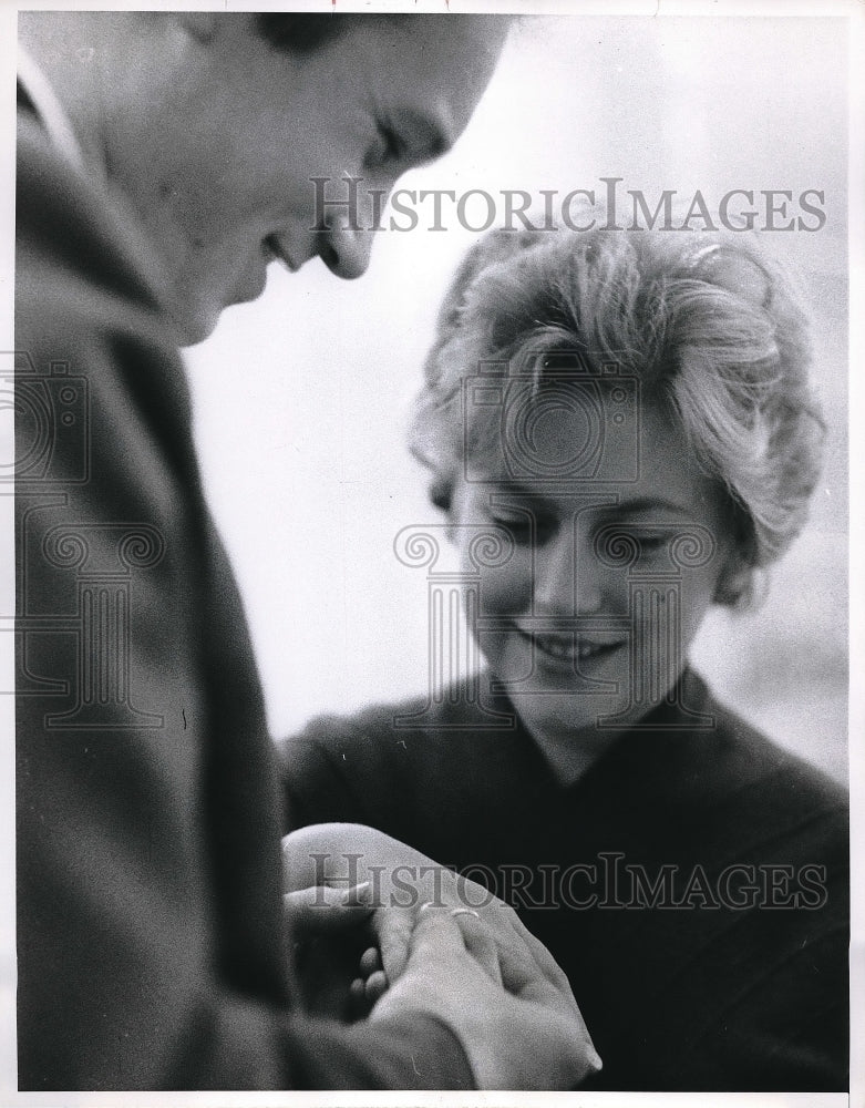 1961 Press Photo Russian Couple with Wedding Rings from Russian Store-Historic Images