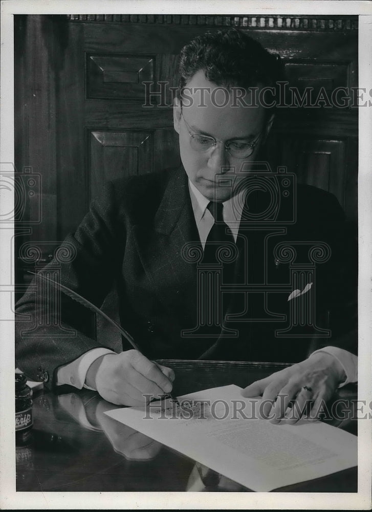 1941 Press Photo Gov Payne Ratner of Kansas signing bill - Historic Images