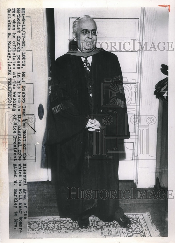 1949 Press Photo Bishop Ivan Holt Of Methodist Church Wears Clerical Robe - Historic Images