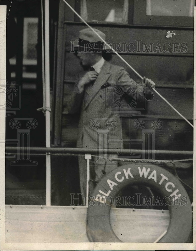 1924 Press Photo Prince Of Wales Straightens His Tie Aboard Black Watch - Historic Images