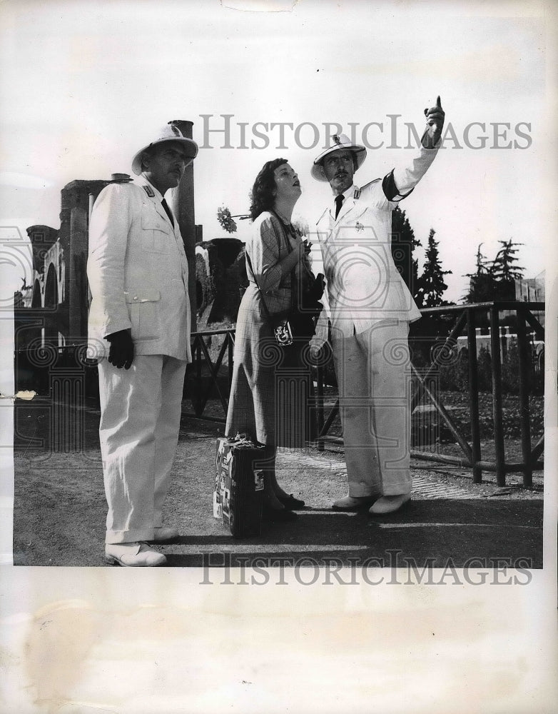 1950 Press Photo Rome, Italy Near Colosseum tourist seeks aid of Courtesy Police - Historic Images