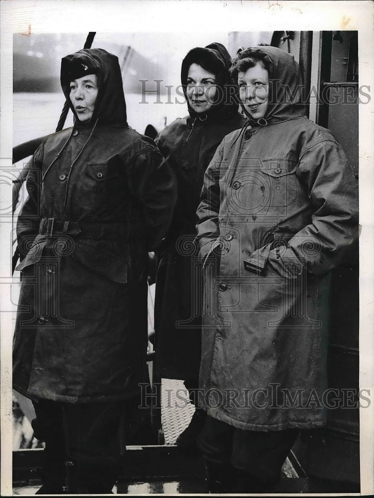 1945 Press Photo SPAR officers Lt Cmdr HB Schleman,T Crowley,Lt LD Bevis - Historic Images