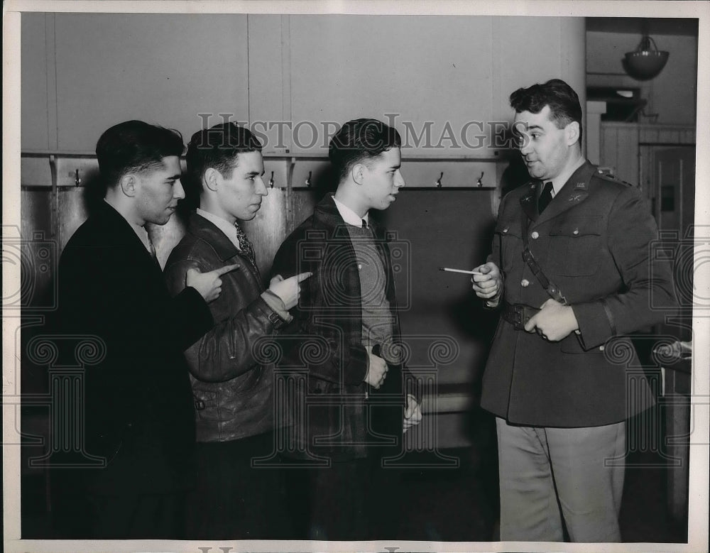 1940 Press Photo Sam, Dan &amp; Mike Gaffin &amp; Capt RV Simon at NY recruiting office - Historic Images