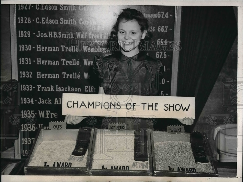 1940 Press Photo Margaret Gilmers Shows Winners at Chicago Live Stock Exposition - Historic Images