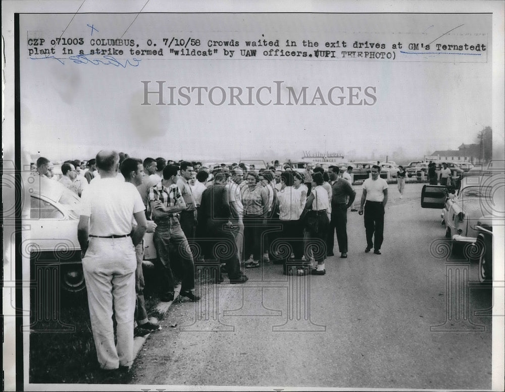 1958 Press Photo Crowds at GMs Ternstedt plant on wildcat strike - Historic Images