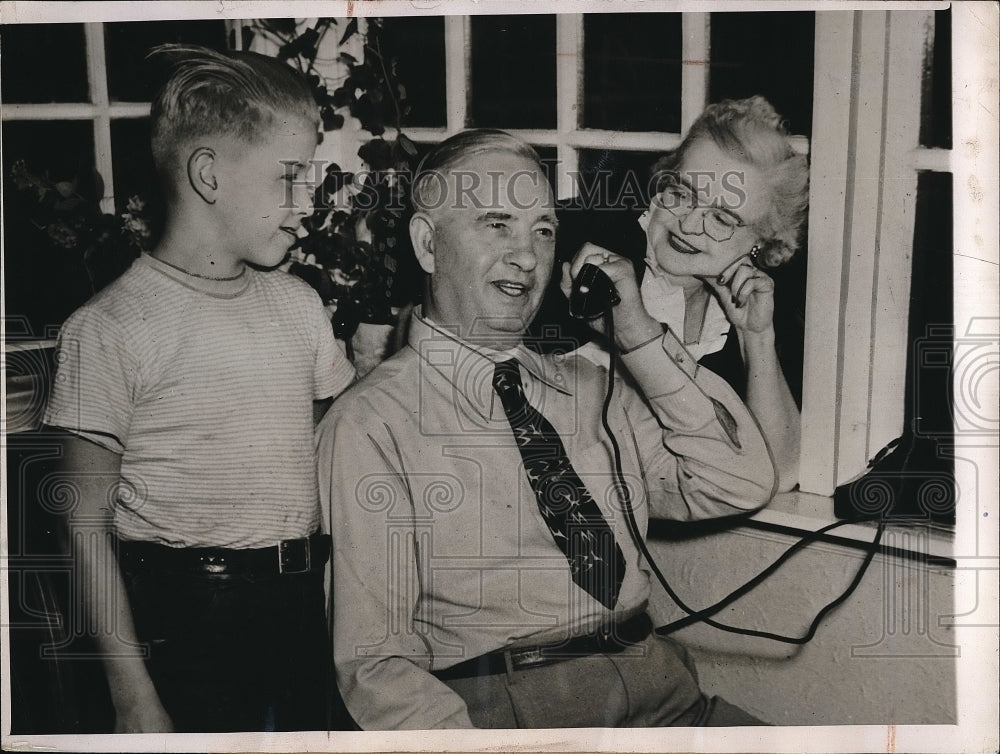 1947 Press Photo Channahon, Ill Thomas May, speaks by burping with his family - Historic Images