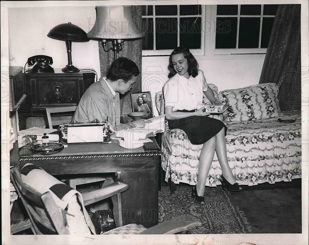 Press Photo Mr. and Mrs John Hackley in their apartment - Historic Images
