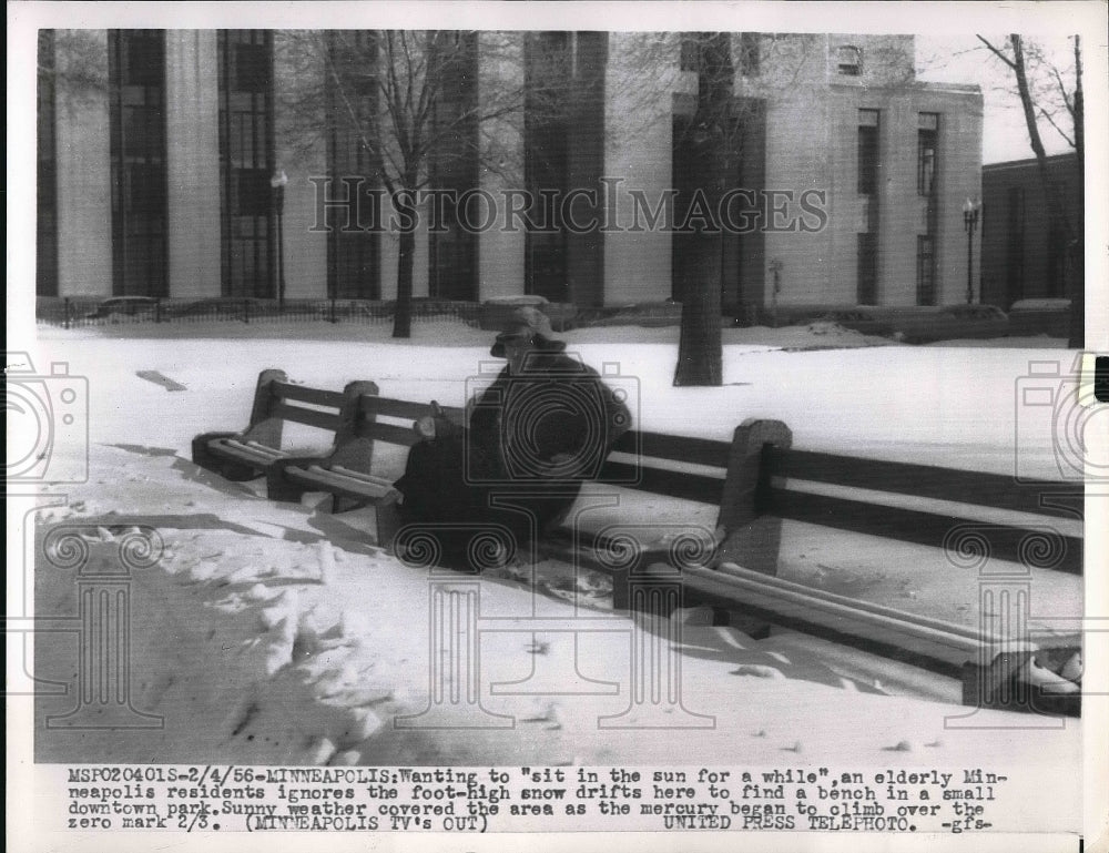 1956 Press Photo Elderly sit in a bench with foot high snow in Minneapolis. - Historic Images