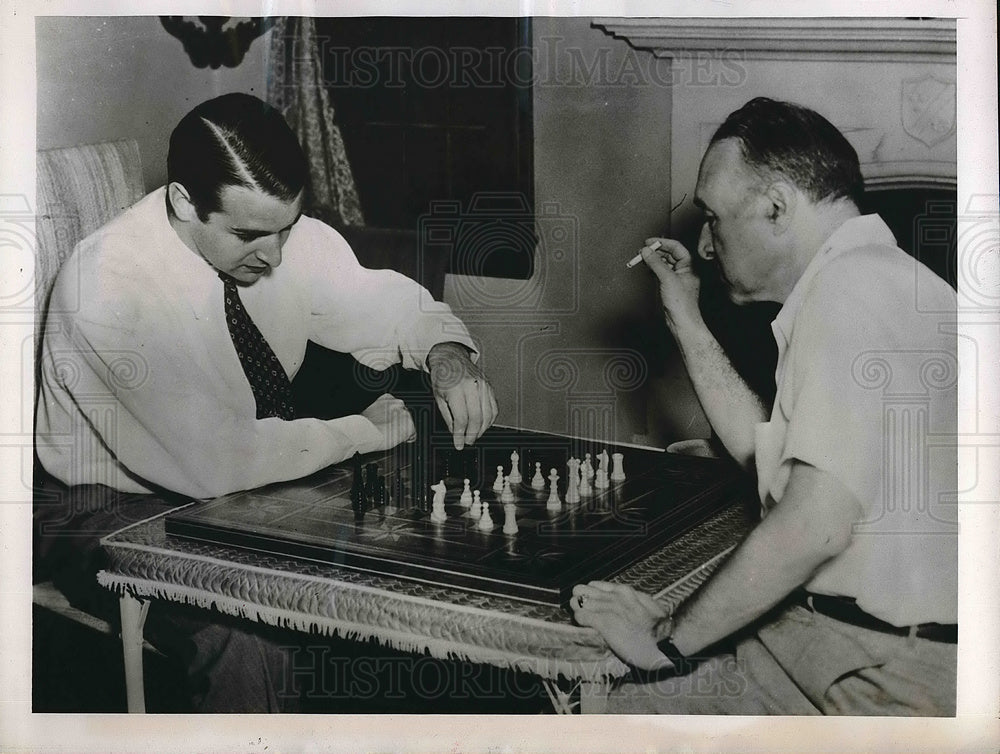 1948 Press Photo Cleveland lawyer &amp; son playing chess-Historic Images