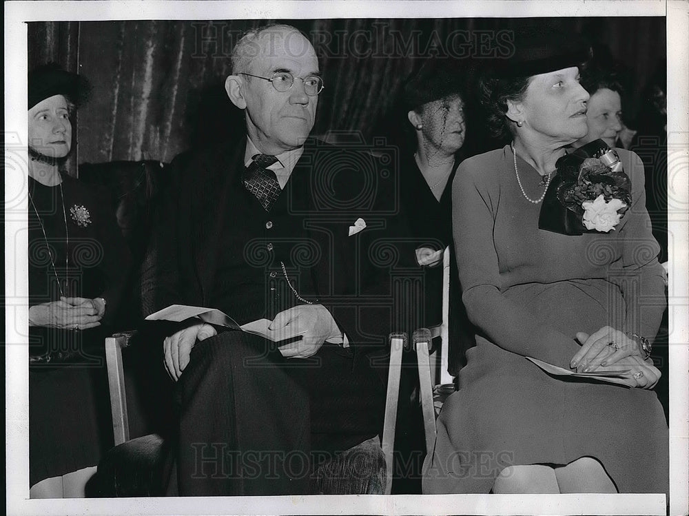 1943 Press Photo Dr. Griffith Taylor and Sen. Cairine Wilson at meeting - Historic Images