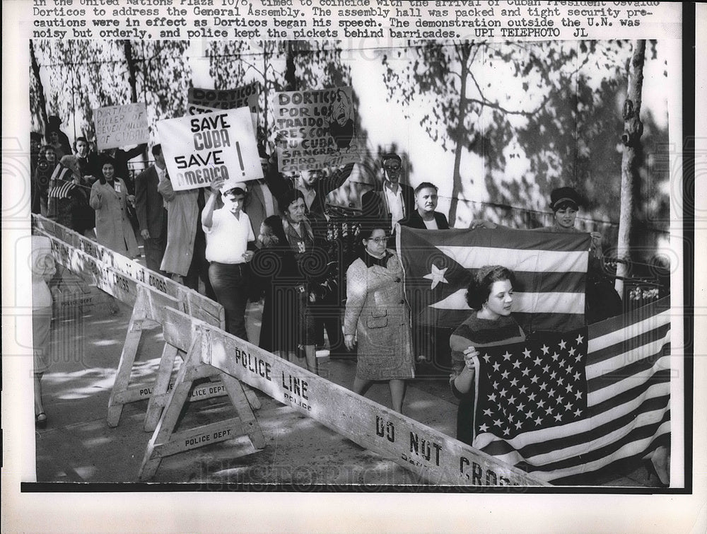 1961 Press Photo Demonstration Outside UN Coincided with Arrival of Cuban Pres. - Historic Images