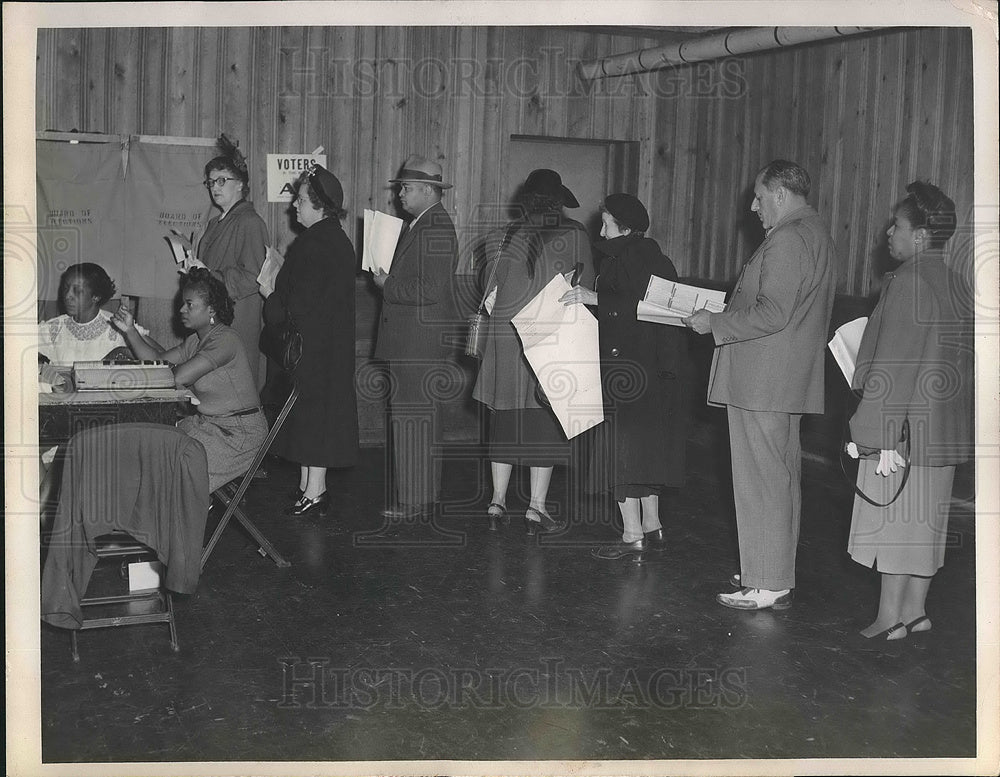 1950 Press Photo line of voters at 77th and Cedar Ward 18, Cleveland-Historic Images