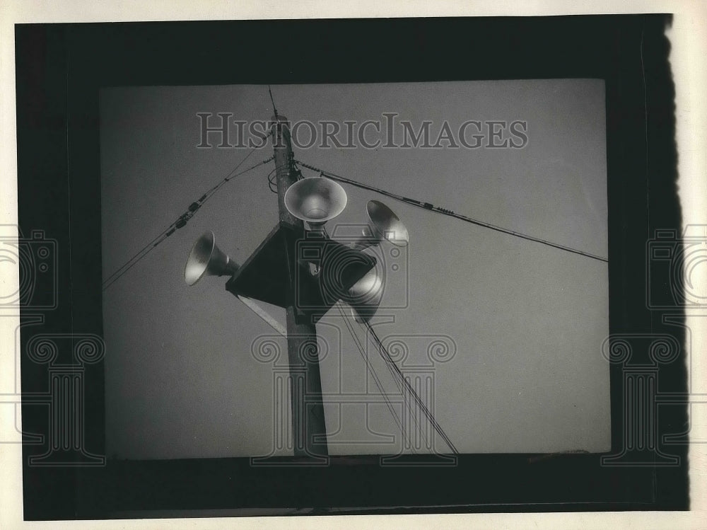 1936 Press Photo Amplifiers on Pole at Kinsman Center at So. Moreland Road, Ohio - Historic Images