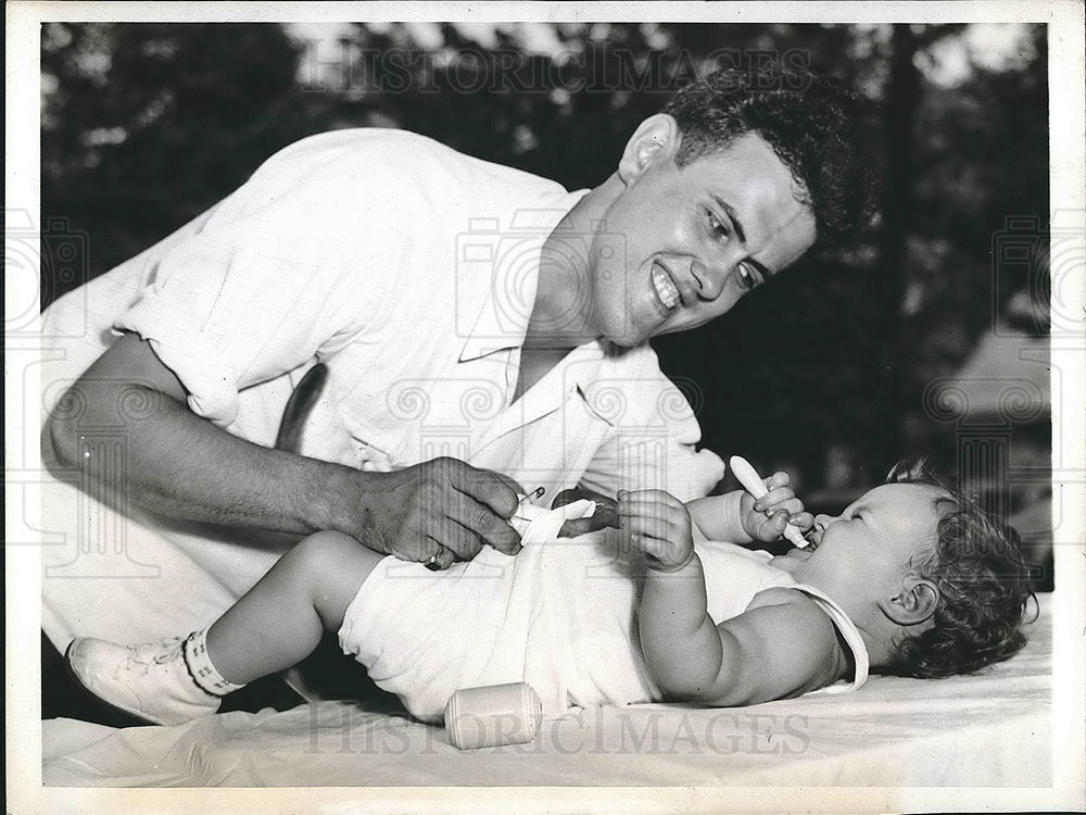 1943 Press Photo Joe Lansu &amp; Daughter Phyllis Set Diaper Changing Record Chicago - Historic Images