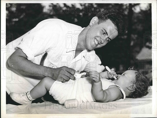 1943 Press Photo Joe Lansu & Daughter Phyllis Set Diaper Changing Record Chicago - Historic Images