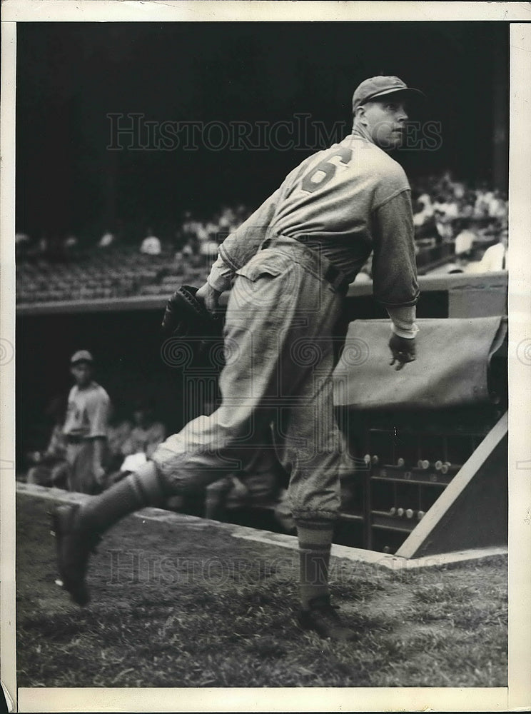 1937 Press Photo Lou Fette pitcher of the Boston Bees warming up before a game. - Historic Images