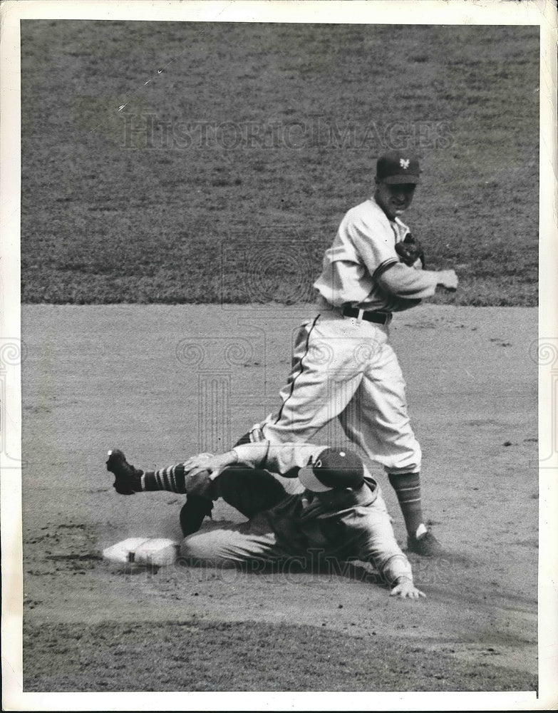 1941 Press Photo Elburt Fletcher Of Pirates Forced Out In 2nd Inning Of Game-Historic Images