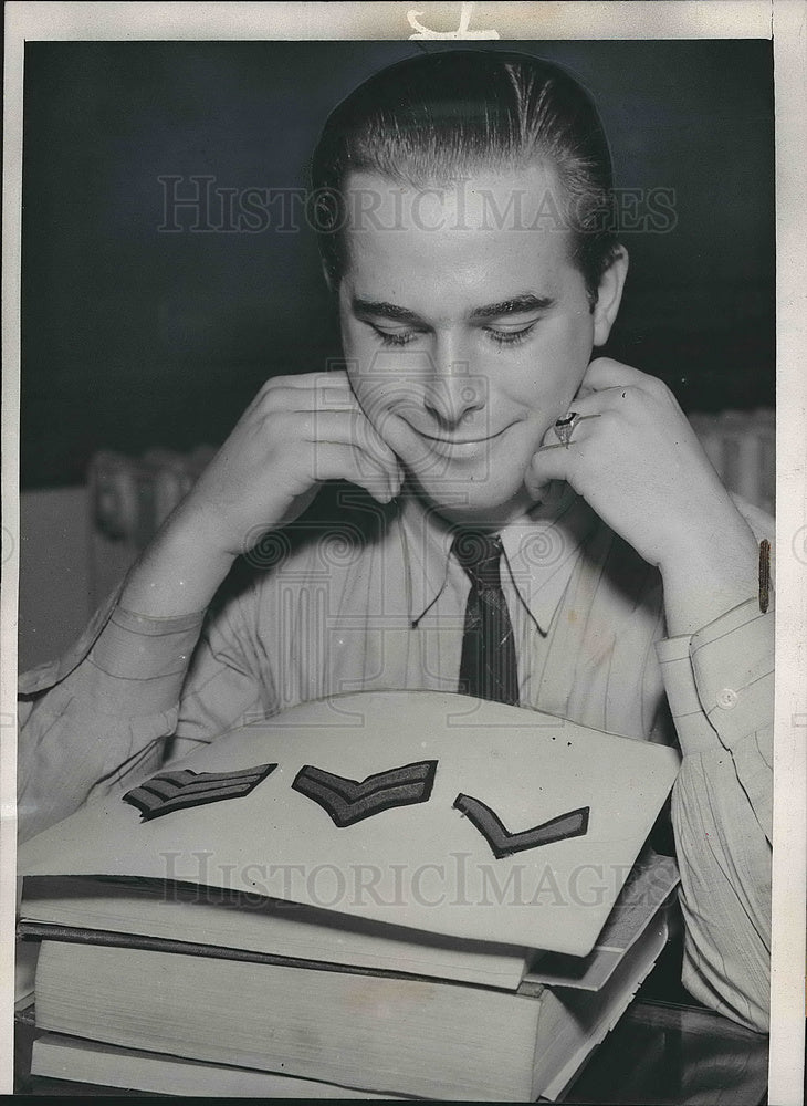 1939 Press Photo US Army Pvt Donald Ernest &amp; promotion stripes in Chicago - Historic Images