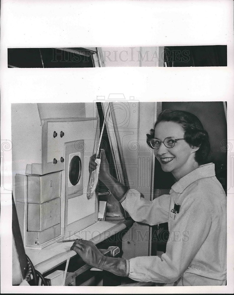 1951 Mary E. Shideler, Chemist at Hanford Works - Historic Images