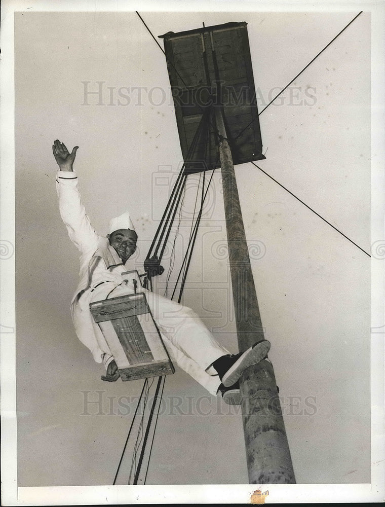 1950 Press Photo Odel Smith Atlanta ExMarine Paratrooper Sitting Flagpole Record - Historic Images