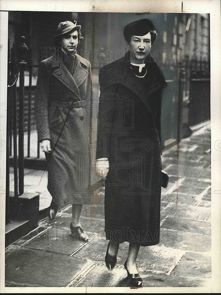 1937 Press Photo Mrs. John Sutherland and Diana Sutherland, Sued for Slander-Historic Images