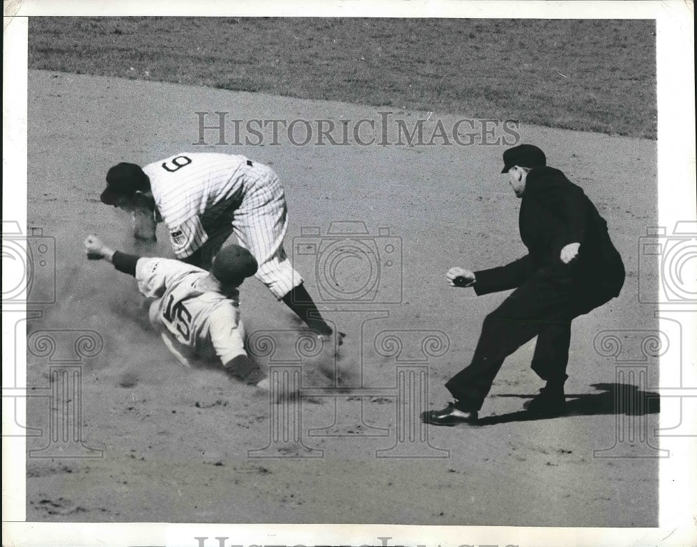1942 Press Photo Athletics' Elmer Valo out stealing 2nd vs Yankees Joe Gordon-Historic Images