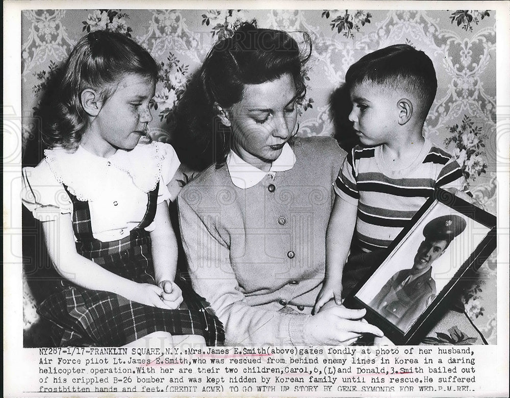 1951 Press Photo Mrs. James E. Smith &amp; Children with Photo of Lt. James E. Smith - Historic Images