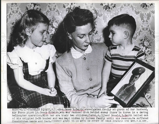 1951 Press Photo Mrs. James E. Smith & Children with Photo of Lt. James E. Smith - Historic Images
