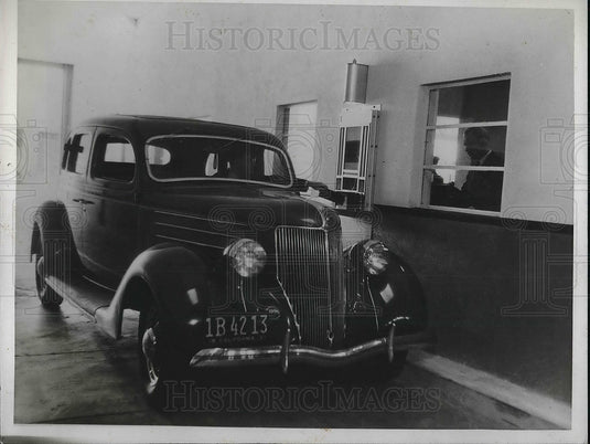 1938 Press Photo Car at the Drive Thru Window at a Los Angeles Bank - neb11651 - Historic Images