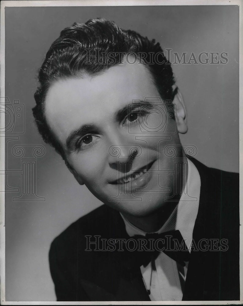 1945 Press Photo Fernand Robidoux French Canadian star - Historic Images