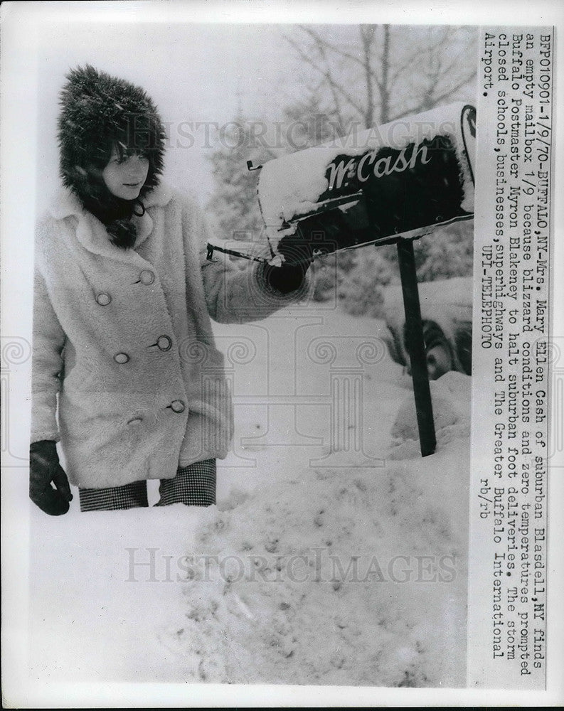 1971 Mary Ellen Cash Of Blasdell, NY Finds Mailbox Empty - Historic Images