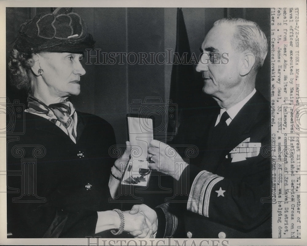 1948 Press Photo Mrs. Harris with Rear Adm. Walter Delany - Historic Images