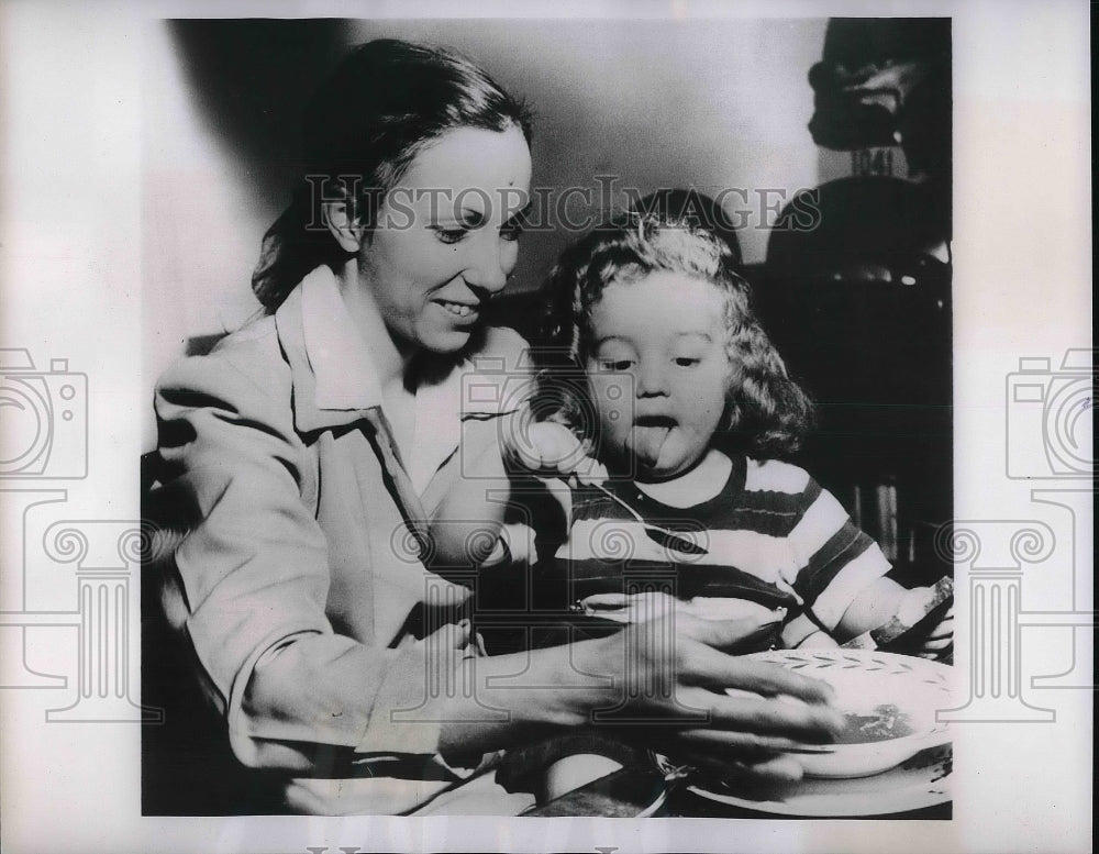 1954 Press Photo Mrs Theodore Nicholas with two yeear old Sammy - Historic Images