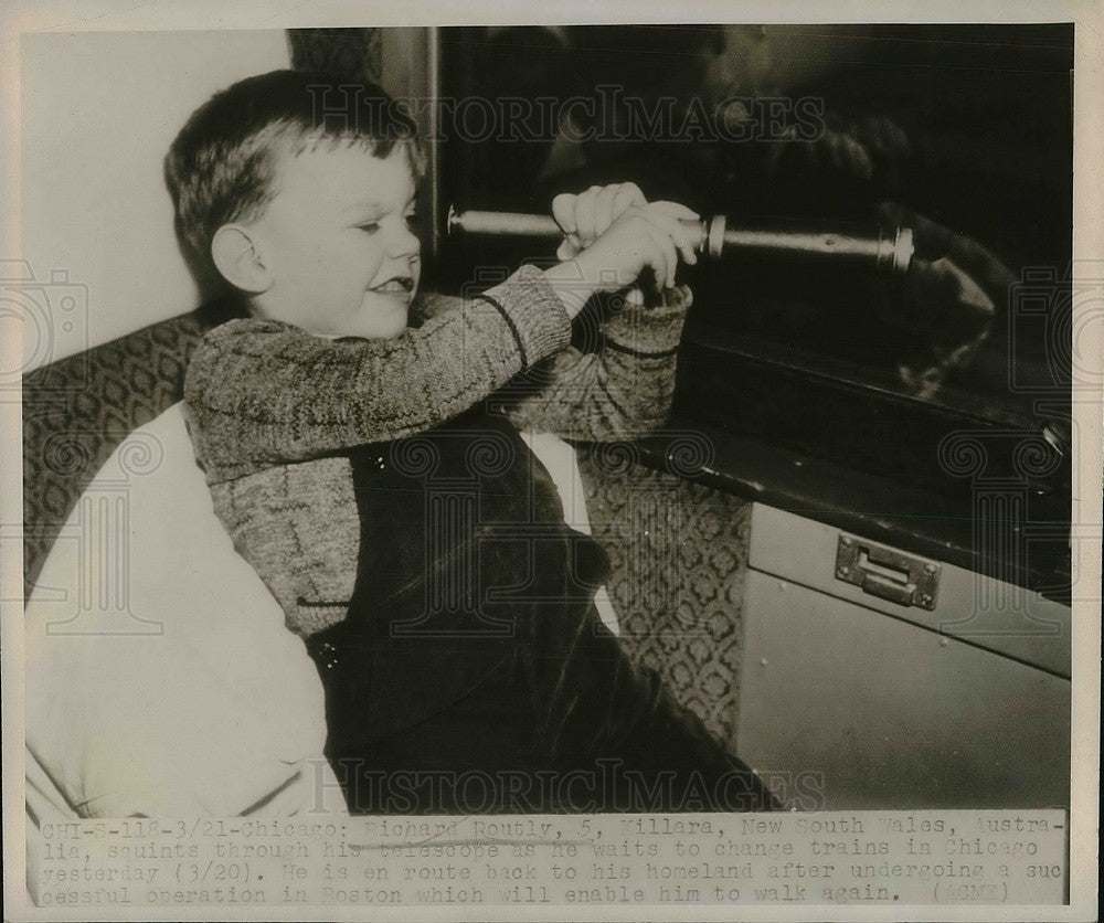 1947 Press Photo Richard Routly on a train looking through a telescope.-Historic Images