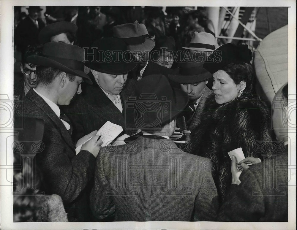 1941 Press Photo The Countess Bernadotte speaking to reporters - Historic Images