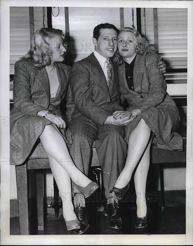 1946 Press Photo NYC, Doreen &amp; June Robbins &amp; ex S/Sgt Earl Komn-Historic Images