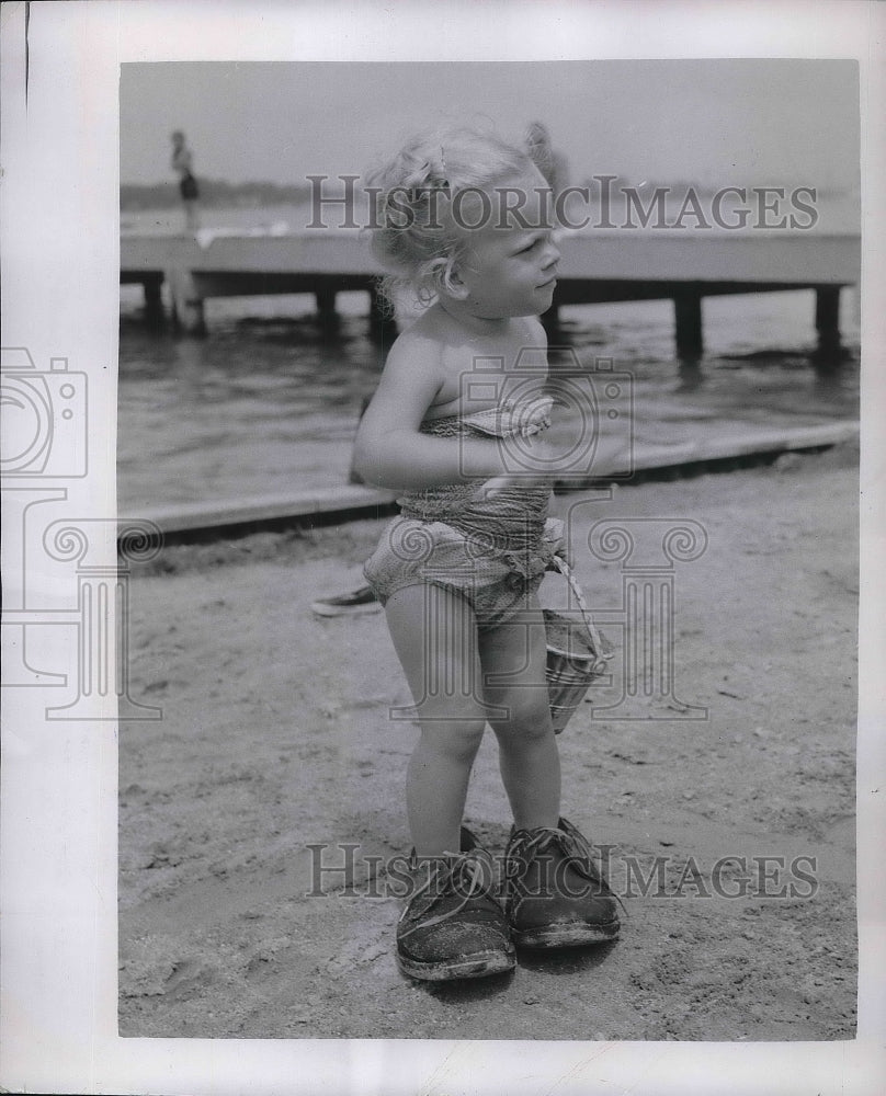 1955 Press Photo Lynn Ann Berry, 2-years-old, seeking relief from the heat - Historic Images