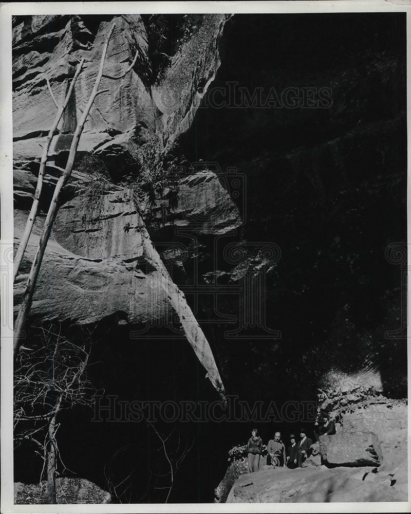 1937 Press Photo An exploring party in Blackburn mine - Historic Images