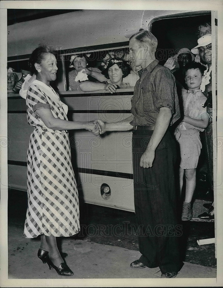 1936 Press Photo Faith Victory welcomes Gordon Bergeron on behalf of Father John - Historic Images