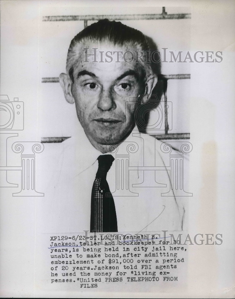 1951 Press Photo Kenneth B. Jackson Teller and bookkeeper in City Jail Embezzle - Historic Images