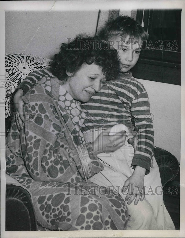 1948 Press Photo Mrs William Hundt with her son William Jr. - Historic Images