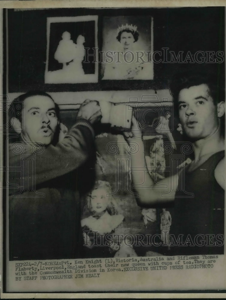 1952 Press Photo Pvt Ken Knight and Rifleman Thomas Flaherty in Korea- Historic Images