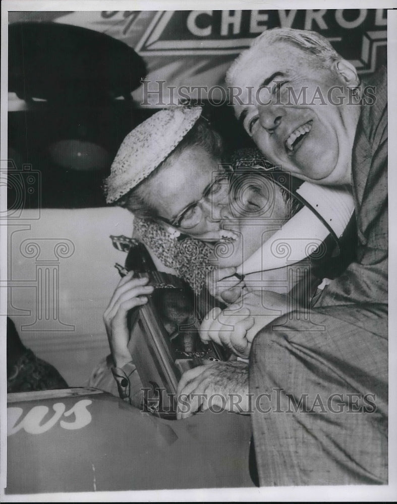 1954 Press Photo Dick Kemp Gets Kiss From Mother After Winning - Historic Images