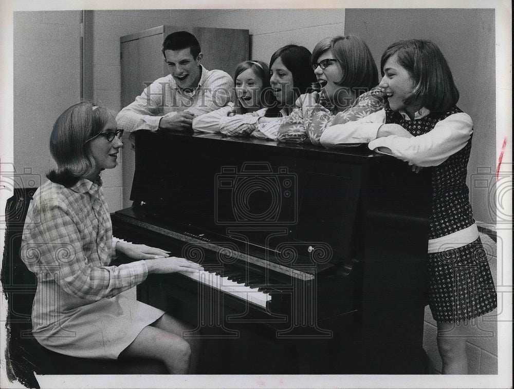 1968 Press Photo Mentor High School Student Musicians Glee Club - Historic Images